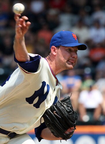 NEW YORK - AUGUST 16:  Mike Pelfrey #34 of the New York Mets throws a pitch against the San Francisco Giants on August 16, 2009 at Citi Field in the Flushing neighborhood of the Queens borough of New York City.  <br /><br /><span class="help">(Photo by Jim McIsaac/Getty Images)</span>