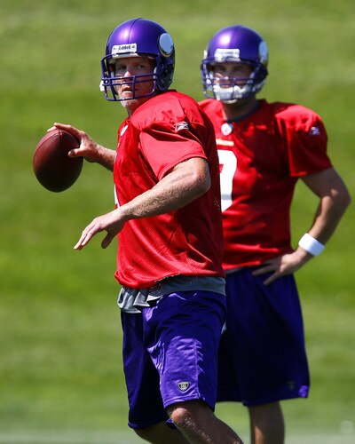 EDEN PRAIRIE, MN - AUGUST 18:  Brett Favre #4 (L) throw a pass during a Minnesota Vikings practice session as John David Boty watches on August 18, 2009 at Winter Park in Eden Prairie, Minnesota. Favre has reportedly agreed to play for the Vikings, a reversal of his announced retirement.  <br /><br /><span class="help">(Photo by Scott A. Schneider/Getty Images)</span>
