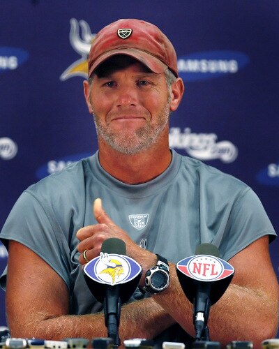 EDEN PRAIRIE, MN - AUGUST 18: Brett Favre talks with the media after his first practice with the Minnesota Vikings on August 18, 2009 at Winter Park in Eden Prairie, Minnesota.  <br /><br /><span class="help">(Photo by Scott A. Schneider/Getty Images)</span>