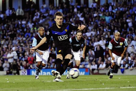 BURNLEY, ENGLAND - AUGUST 19:  Michael Carrick of Manchester United takes and misses a penalty during the Barclays Premier League match between Burnley and Manchester United at Turf Moor on August 19, 2009 in Burnley, England.  <br /><br /><span class="help">(Photoby Laurence Griffiths/Getty Images)</span>