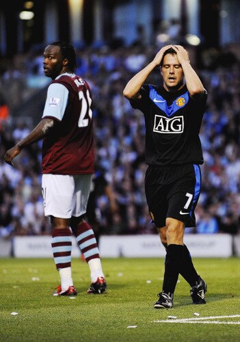 BURNLEY, ENGLAND - AUGUST 19:  Michael Owen of Manchester United holds his head during the Barclays Premier League match between Burnley and Manchester United at Turf Moor on August 19, 2009 in Burnley, England.  <br /><br /><span class="help">(Photoby Laurence Griffiths/Getty Images)</span>
