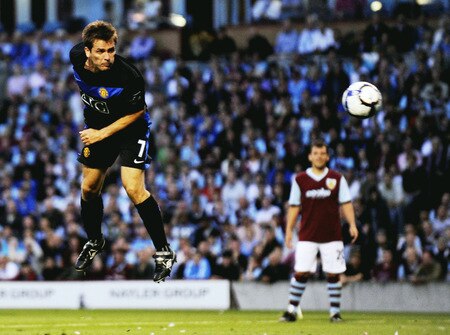 BURNLEY, ENGLAND - AUGUST 19:  Michael Owen of Manchester United heads and misses a goal scoring chance during the Barclays Premier League match between Burnley and Manchester United at Turf Moor on August 19, 2009 in Burnley, England.  <br /><br /><span class="help">(Photoby Laurence Griffiths/Getty Images)</span>