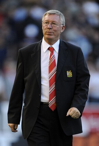 BURNLEY, ENGLAND - AUGUST 19:  Manchester United Manager Sir Alex Ferguson walks towards the bench during the Barclays Premier League match between Burnley and Manchester United at Turf Moor on August 19, 2009 in Burnley, England.  <br /><br /><span class="help">(Photoby Laurence Griffiths/Getty Images)</span>