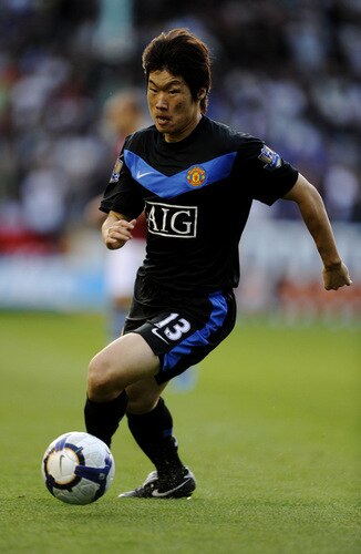 BURNLEY, ENGLAND - AUGUST 19:  Ji-Sung Park of Manchester United in action during the Barclays Premier League match between Burnley and Manchester United at Turf Moor on August 19, 2009 in Burnley, England.  <br /><br /><span class="help">(Photoby Laurence Griffiths/Getty Images)</span>
