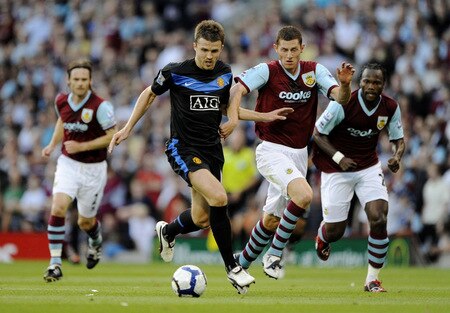 BURNLEY, ENGLAND - AUGUST 19:  Chris McCann of Burnley chases Michael Carrick of Manchester United during the Barclays Premier League match between Burnley and Manchester United at Turf Moor on August 19, 2009 in Burnley, England.  <br /><br /><span class="help">(Photoby Laurence Griffiths/Getty Images)</span>