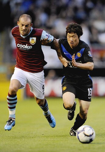BURNLEY, ENGLAND - AUGUST 19:  Steven Fletcher of Burnley battles for the ball with Ji-Sung Park of Manchester United during the Barclays Premier League match between Burnley and Manchester United at Turf Moor on August 19, 2009 in Burnley, England.  <br /><br /><span class="help">(Photoby Laurence Griffiths/Getty Images)</span>