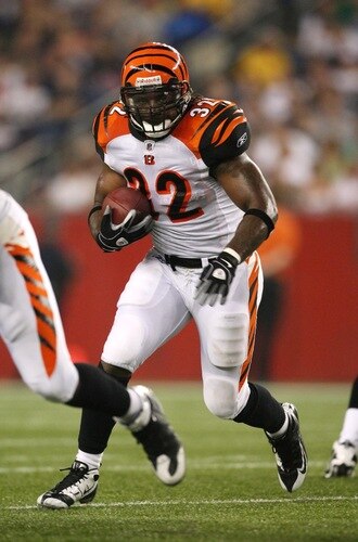 FOXBORO, MA - AUGUST 20:  Cedric Benson #32 of the Cincinnati Bengals runs the ball against the New England Patriots during their preseason game at Gillette Stadium on August 20, 2009 in Foxboro, Massachusetts.  <br /><br /><span class="help">(Photo by Jim Rogash/Getty Images)</span>