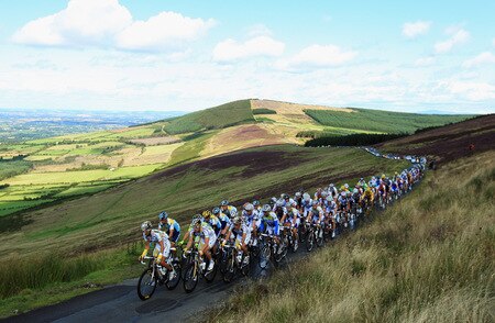 DUBLIN, IRELAND - AUGUST 21: The peloton make their way through the Irish countryside during Stage One of the 2009 Tour of Ireland from Enniskerry to Waterford on August 21, 2009 in Waterford, Ireland.  <br /><br /><span class="help">(Photo by Bryn Lennon/Getty Images)</span>