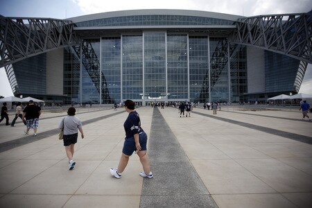 ARLINGTON, TX - AUGUST 21:  Football fans arrive at Cowboys Stadium before the Dallas Cowboys take on the Tennessee Titans on August 21, 2009 in Arlington, Texas.  <br /><br /><span class="help">(Photo by Tom Pennington/Getty Images)</span>