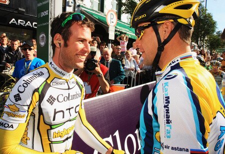 CLONMEL, IRELAND - AUGUST 22:  Mark Cavendish of Great Britain and Columbia HTC chats to Lance Armstrong of the USA and Astana at the start of Stage Two of the 2009 Tour of Ireland from Clonmel to Killarney on August 22, 2009 in Clonmel, Ireland.  <br /><br /><span class="help">(Photo by Bryn Lennon/Getty Images)</span>