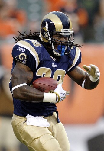 CINCINNATI, OH - AUGUST 27: Running back Steven Jackson #39 of the St. Louis Rams carries the ball against the Cincinnati Bengals during the preseason game at Paul Brown Stadium on August 27, 2009 in Cincinnati, Ohio. <br /><br /><span class="help">(Photo by Andy Lyons/Getty Images)</span>