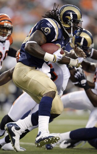 CINCINNATI, OH - AUGUST 27:  Running back Steven Jackson #39 of the St. Louis Rams runs the ball during the preseason game against the Cincinnati Bengals at Paul Brown Stadium on August 27, 2009 in Cincinnati, Ohio. <br /><br /><span class="help">(Photo by Andy Lyons/Getty Images)</span>