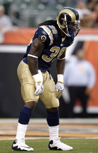 CINCINNATI, OH - AUGUST 27:  Running back Steven Jackson #39 of the St. Louis Rams lines up in the backfield during the preseason game against the Cincinnati Bengals at Paul Brown Stadium on August 27, 2009 in Cincinnati, Ohio. <br /><br /><span class="help">(Photo by Andy Lyons/Getty Images)</span>