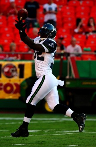 KANSAS CITY, MO - AUGUST 29: Edgerrin James #32 of the Seattle Seahawks warms up against the Kansas City Chiefs during their preseason game at Arrowhead Stadium on August 29, 2009 in Kansas City, Missouri. <br /><br /><span class="help">(Photo by Dilip Vishwanat/Getty Images)</span>