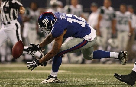 EAST RUTHERFORD, NJ - AUGUST 29:  Wide receiver Steve Smith #11 of the New York Giants drops a pass in the first quarter during the preseason game against the New York Jets at Giants Stadium on August 29, 2009 in East Rutherford, New Jersey.  <br /><br /><span class="help">(Photo by Jim McIsaac/Getty Images)</span>