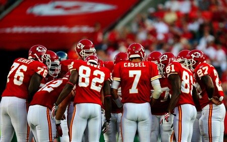 KANSAS CITY, MO - AUGUST 29: Quarterback Matt Cassel #7 of the Kansas City Chiefs huddles up with his teammates on offense2 including Dwayne Bowe #82 and Devard Darling #81 against the Seattle Seahawks during their preseason game at Arrowhead Stadium on August 29, 2009 in Kansas City, Missouri. <br /><br /><span class="help">(Photo by Dilip Vishwanat/Getty Images)</span>