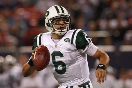 EAST RUTHERFORD, NJ - AUGUST 29:  Quarterback Mark Sanchez #6 of the New York Jets looks to pass during a preseason game against the New York Giants at Giants Stadium on August 29, 2009 in East Rutherford, New Jersey.  <br /><br /><span class="help">(Photo by Jim McIsaac/Getty Images)</span>