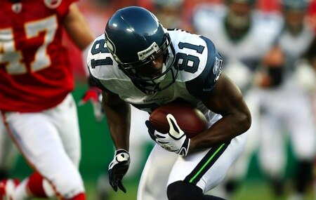 KANSAS CITY, MO - AUGUST 29: Nate Burleson #81 of the Seattle Seahawks #81 of the Seattle Seahawks makes a reception against the Kansas City Chiefs during their preseason game at Arrowhead Stadium on August 29, 2009 in Kansas City, Missouri. <br /><br /><span class="help">(Photo by Dilip Vishwanat/Getty Images)</span>