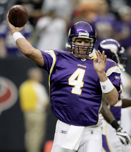 HOUSTON - AUGUST 31:  Quarterback Brett Favre #4 of the Minnesota Vikings warms up before taking on the Houston Texans at Reliant Stadium on August 31, 2009 in Houston, Texas.  <br /><br /><span class="help">(Photo by Bob Levey/Getty Images)</span>