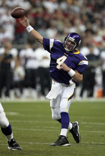 HOUSTON - AUGUST 31:  Quarterback Brett Favre #4 of the Minnesota Vikings throws downfield during the game against the Houston Texans at Reliant Stadium on August 31, 2009 in Houston, Texas.  <br /><br /><span class="help">(Photo by Bob Levey/Getty Images)</span>