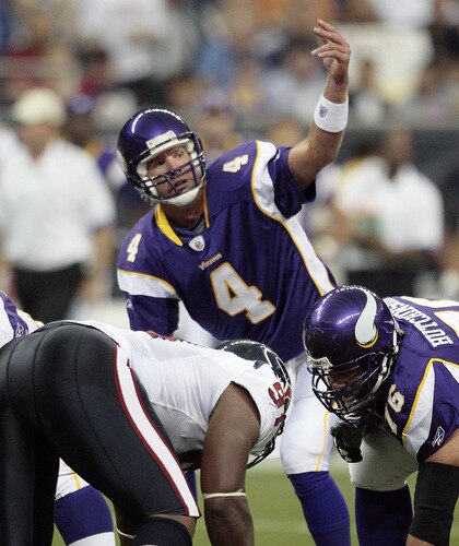 HOUSTON - AUGUST 31:  Quarterback Brett Favre #4 of the Minnesota Vikings motions for the receiver during the game against the Houston Texans at Reliant Stadium on August 31, 2009 in Houston, Texas.  <br /><br /><span class="help">(Photo by Bob Levey/Getty Images)</span>