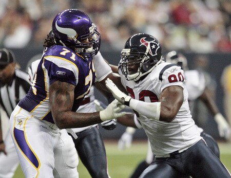 HOUSTON - AUGUST 31:  Defensive end Mario Williams #90 of the Houston Texans and tackle Phil Loadholt #71 of the Minnesota Vikings battle on the line at Reliant Stadium on August 31, 2009 in Houston, Texas.  <br /><br /><span class="help">(Photo by Bob Levey/Getty Images)</span>