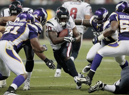 HOUSTON - AUGUST 31:  Running back Steve Slaton #20 of the Houston Texans cuts through a hole in the Minnesota Vikings defense at Reliant Stadium on August 31, 2009 in Houston, Texas.  <br /><br /><span class="help">(Photo by Bob Levey/Getty Images)</span>