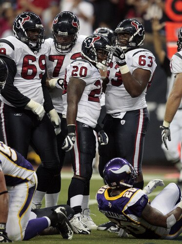 HOUSTON - AUGUST 31:  Running back Steve Slaton #20 of the Houston Texans is congratulated by center Chris White #63 after scoring in the first quarter during the game against the Minnesota Vikings at Reliant Stadium on August 31, 2009 in Houston, Texas.  <br /><br /><span class="help">(Photo by Bob Levey/Getty Images)</span>