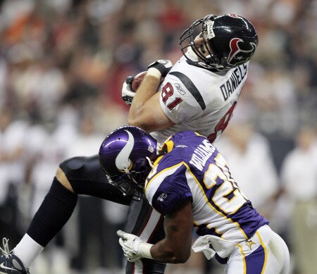 HOUSTON - AUGUST 31:  Wide receiver Owen Daniels #81 of the Houston Texans makes a reception against safety Madieu Williams #20 of the Minnesota Vikings at Reliant Stadium on August 31, 2009 in Houston, Texas.  <br /><br /><span class="help">(Photo by Bob Levey/Getty Images)</span>