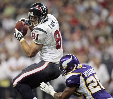 HOUSTON - AUGUST 31:  Wide receiver Owen Daniels #81 of the Houston Texans makes a reception against safety Madieu Williams #20 of the Minnesota Vikings at Reliant Stadium on August 31, 2009 in Houston, Texas.  <br /><br /><span class="help">(Photo by Bob Levey/Getty Images)</span>