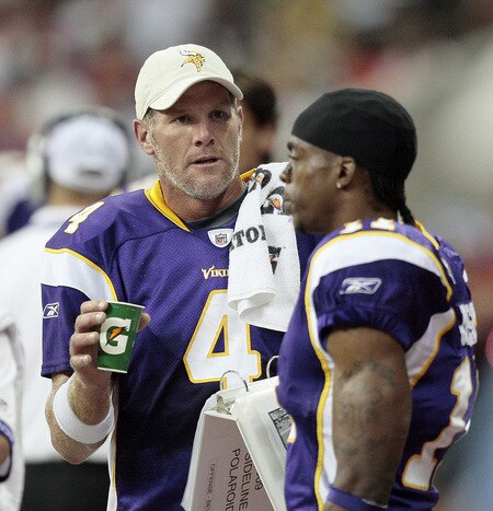 HOUSTON - AUGUST 31:  Quarterback Brett Favre #4 of the Minnesota Vikings talks with receiver Jaymar Johnson at Reliant Stadium on August 31, 2009 in Houston, Texas.  <br /><br /><span class="help">(Photo by Bob Levey/Getty Images)</span>