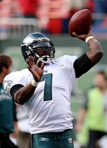 EAST RUTHERFORD, NJ - SEPTEMBER 3:  Quarterback Michael Vick #7 of the Philadelphia Eagles throws a pass during warm-up prior to the NFL preseason game against the New York Jets at Giants Stadium on September 3, 2009 in East Rutherford, New Jersey. <br /><br /><span class="help">(Photo by Jim McIsaac/Getty Images)</span>