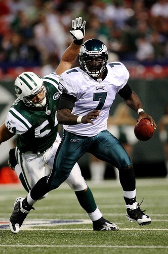EAST RUTHERFORD, NJ - SEPTEMBER 3:  Quarterback Michael Vick #7 of the Philadelphia Eagles scrambles to his left for yardage away from Kenwin Cummings #54 of the New York Jets during the NFL preseason game at Giants Stadium on September 3, 2009 in East Rutherford, New Jersey. <br /><br /><span class="help">(Photo by Jim McIsaac/Getty Images)</span>