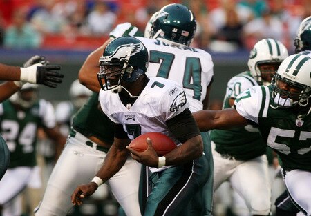 EAST RUTHERFORD, NJ - SEPTEMBER 3:  Quarterback Michael Vick #7 of the Philadelphia Eagles runs for yardage away from Bart Scott #57 of the New York Jets in the first quarter during the NFL preseason game at Giants Stadium on September 3, 2009 in East Rutherford, New Jersey. <br /><br /><span class="help">(Photo by Jim McIsaac/Getty Images)</span>