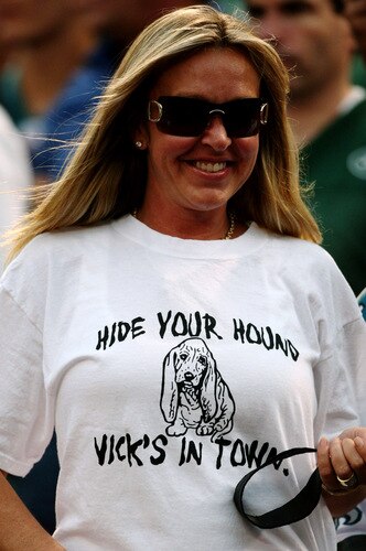 EAST RUTHERFORD, NJ - SEPTEMBER 3:  A wears a shirt which says "Hide Your Hound Vick's in Town' in protest of quarterback Michael Vick of the Philadelphia Eagles (not in photo) treatment of dogs during the NFL preseason game between the Philadelphia Eagles and the New York Jets at Giants Stadium on September 3, 2009 in East Rutherford, New Jersey. <br /><br /><span class="help">(Photo by Jim McIsaac/Getty Images)</span>