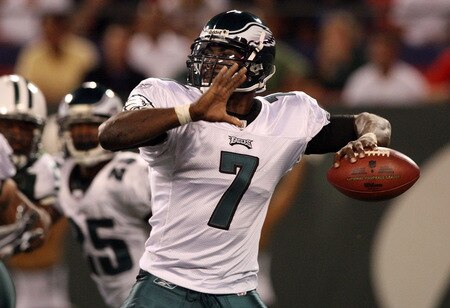 EAST RUTHERFORD, NJ - SEPTEMBER 03:  Michael Vick #7 of the Philadelphia Eagles throws a pass against the New York Jets on September 3, 2009 at Giants Stadium in East Rutherford, New Jersey. The Jets defeated the Eagles 38-27.  <br /><br /><span class="help">(Photo by Jim McIsaac/Getty Images)</span>