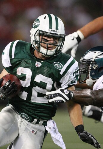 EAST RUTHERFORD, NJ - SEPTEMBER 3:  Running back Danny Woodhead #22 of the New York Jets rushes for yardage against the Philadelphia Eagles during the NFL preseason game at Giants Stadium on September 3, 2009 in East Rutherford, New Jersey. <br /><br /><span class="help">(Photo by Jim McIsaac/Getty Images)</span>