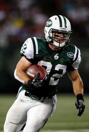 EAST RUTHERFORD, NJ - SEPTEMBER 3:  Running back Danny Woodhead #22 of the New York Jets rushes for yardage against the Philadelphia Eagles during the NFL preseason game at Giants Stadium on September 3, 2009 in East Rutherford, New Jersey. <br /><br /><span class="help">(Photo by Jim McIsaac/Getty Images)</span>