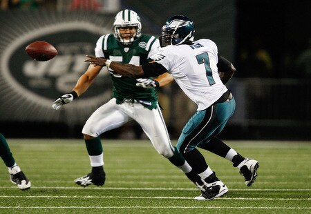 EAST RUTHERFORD, NJ - SEPTEMBER 3: Michael Vick #7 of the Philadelphia Eagles throws a shuffle pass during the game against the New York Jets on September 3, 2009 at Giants Stadium in East Rutherford, New Jersey. <br /><br /><span class="help">(Photo by Jared Wickerham/Getty Images)</span>