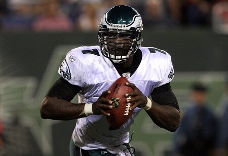 EAST RUTHERFORD, NJ - SEPTEMBER 03:  Michael Vick #7 of the Philadelphia Eagles looks to throw a pass against the New York Jets on September 3, 2009 at Giants Stadium in East Rutherford, New Jersey. The Jets defeated the Eagles 38-27.  <br /><br /><span class="help">(Photo by Jim McIsaac/Getty Images)</span>