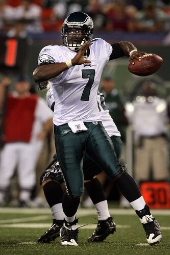 EAST RUTHERFORD, NJ - SEPTEMBER 03:  Michael Vick #7 of the Philadelphia Eagles throws a pass against the New York Jets on September 3, 2009 at Giants Stadium in East Rutherford, New Jersey. The Jets defeated the Eagles 38-27.  <br /><br /><span class="help">(Photo by Jim McIsaac/Getty Images)</span>