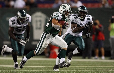 EAST RUTHERFORD, NJ - SEPTEMBER 03: Danny Woodhead #22 of the New York Jets runs the ball against the Philadelphia Eagles on September 3, 2009 at Giants Stadium in East Rutherford, New Jersey. The Jets defeated the Eagles 38-27.  <br /><br /><span class="help">(Photo by Jim McIsaac/Getty Images)</span>
