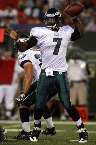 EAST RUTHERFORD, NJ - SEPTEMBER 03:  Michael Vick #7 of the Philadelphia Eagles throws a pass against the New York Jets on September 3, 2009 at Giants Stadium in East Rutherford, New Jersey. The Jets defeated the Eagles 38-27.  <br /><br /><span class="help">(Photo by Jim McIsaac/Getty Images)</span>
