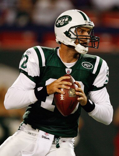 EAST RUTHERFORD, NJ - SEPTEMBER 3: Erik Ainge #10 of the New York Jets drops back to pass during the game against the Philadelphia Eagles on September 3, 2009 at Giants Stadium in East Rutherford, New Jersey. <br /><br /><span class="help">(Photo by Jared Wickerham/Getty Images)</span>