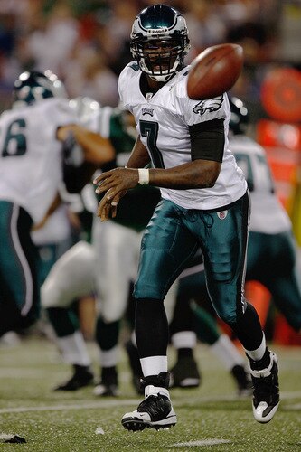 EAST RUTHERFORD, NJ - SEPTEMBER 3: Michael Vick #7 of the Philadelphia Eagles throws a shuffle pass during the game against the New York Jets on September 3, 2009 at Giants Stadium in East Rutherford, New Jersey. <br /><br /><span class="help">(Photo by Jared Wickerham/Getty Images)</span>
