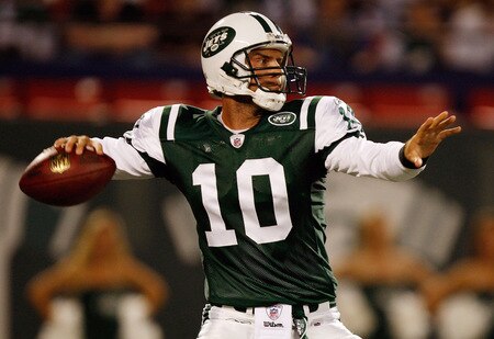 EAST RUTHERFORD, NJ - SEPTEMBER 3: Erik Ainge #10 of the New York Jets throws a pass during the game against the Philadelphia Eagles on September 3, 2009 at Giants Stadium in East Rutherford, New Jersey. <br /><br /><span class="help">(Photo by Jared Wickerham/Getty Images)</span>