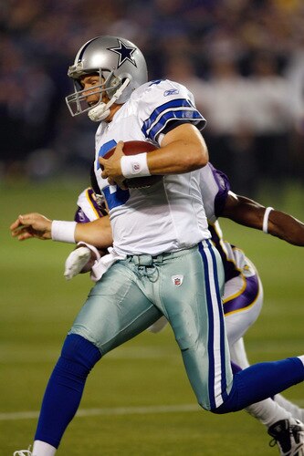 MINNEAPOLIS, MN - SEPTEMBER 4: Quarterback Jon Kitna #3 of the Dallas Cowboys runs with the football against the Minnesota Vikings at Hubert H. Humphrey Metrodome on September 4, 2009 in Minneapolis, Minnesota. <br /><br /><span class="help">(Photo by Scott Boehm/Getty Images)</span>