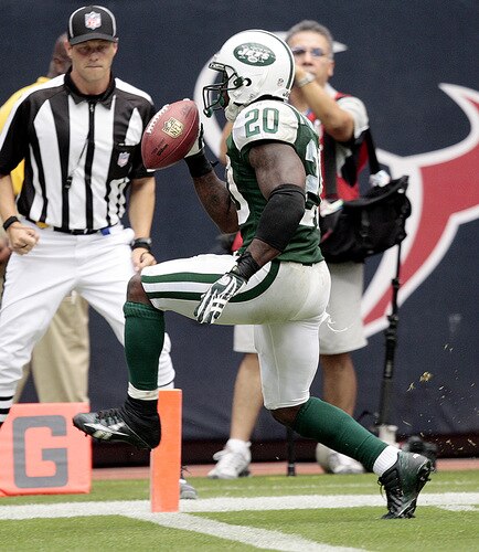HOUSTON - SEPTEMBER 13:  Running back Thomas Jones #20 of the New York Jets scores on a 38 yard run in the fourth quarter at Reliant Stadium on September 13, 2009 in Houston, Texas.  <br /><br /><span class="help">(Photo by Bob Levey/Getty Images)</span>
