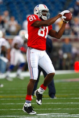 FOXBORO, MA - SEPTEMBER 14:  Randy Moss #81 of the New England Patriots catches a pass during warm ups before the game against the Buffalo Bills on September 14, 2009 at Gillette Stadium in Foxboro, Massachusetts. <br /><br /><span class="help">(Photo by Jim Rogash/Getty Images)</span>