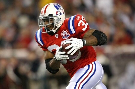 FOXBORO, MA - SEPTEMBER 14:  Kevin Faulk #33 of the New England Patriots runs with the ball in the first half against the Buffalo Bills on September 14, 2009 at Gillette Stadium in Foxboro, Massachusetts. <br /><br /><span class="help">(Photo by Elsa/Getty Images)</span>